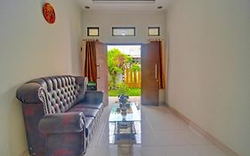 Oyo 92714 Miracle Kost Manado